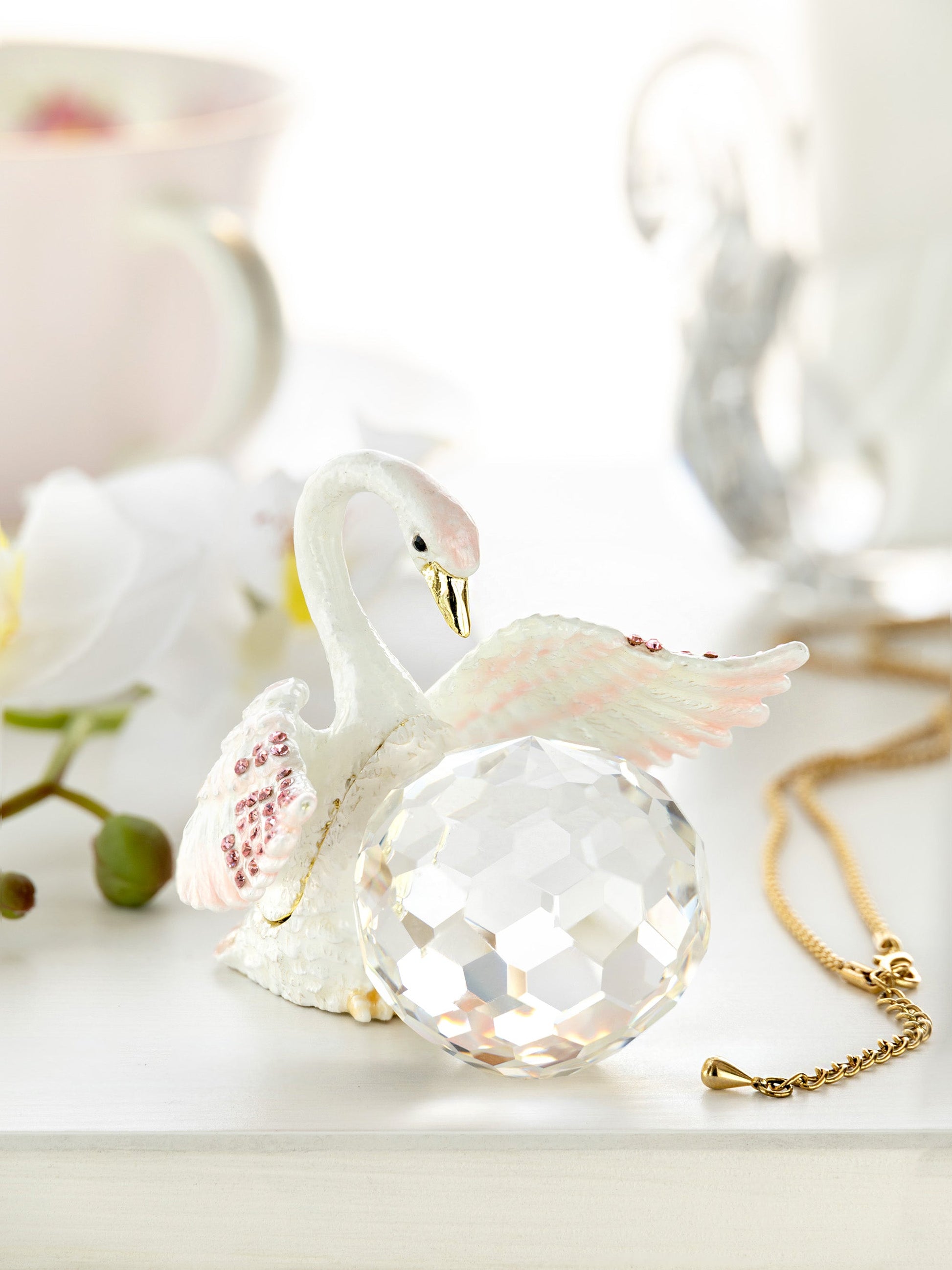 White Swan Holding Crystal-1